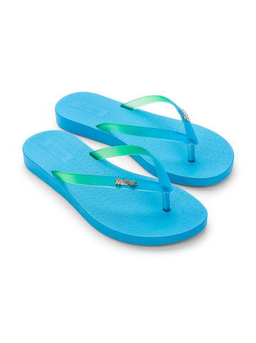 Melissa Zehentrenner in Hellblau