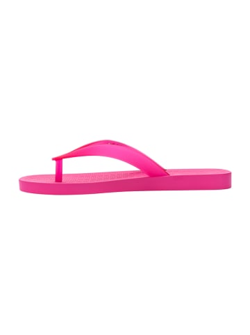Melissa Zehentrenner in Pink
