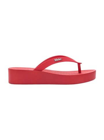 Melissa Zehentrenner in Rot