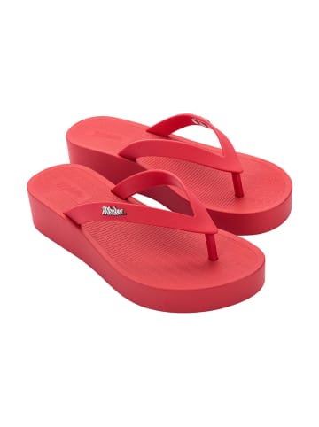 Melissa Zehentrenner in Rot