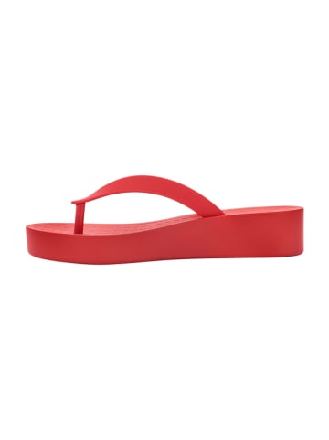 Melissa Zehentrenner in Rot