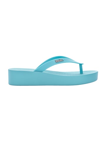 Melissa Zehentrenner in Hellblau