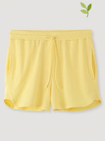 Hessnatur Shorts in Gelb