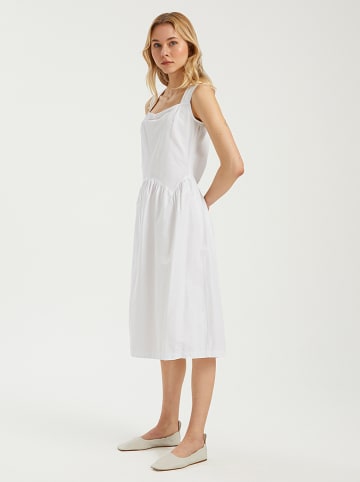 BGN Sukienka w kolorze białym