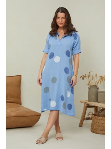 Curvy Lady Lniana sukienka w kolorze błękitnym ze wzorem