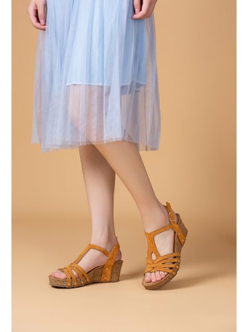 Foreverfolie Sandały w kolorze jasnobrązowym na koturnie