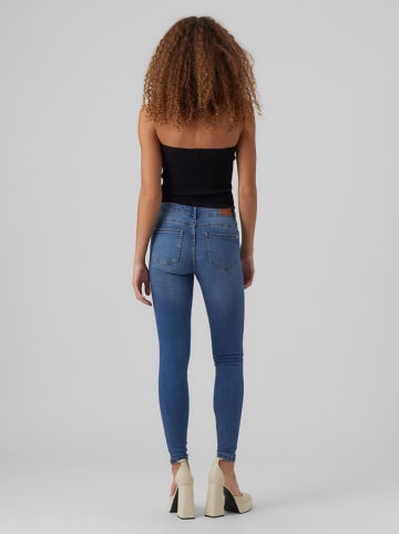 Vero Moda Dżinsy "Malia" - Slim fit - w kolorze niebieskim