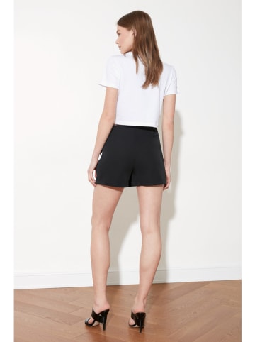 trendyol Shorts in Schwarz