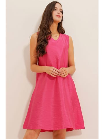 Defile Sukienka w kolorze różowym