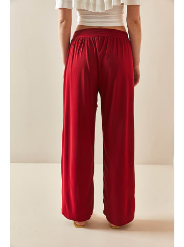 Chezalou Spodnie w kolorze czerwonym