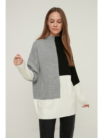 trendyol Pullover in Grau/ Schwarz/ Weiß