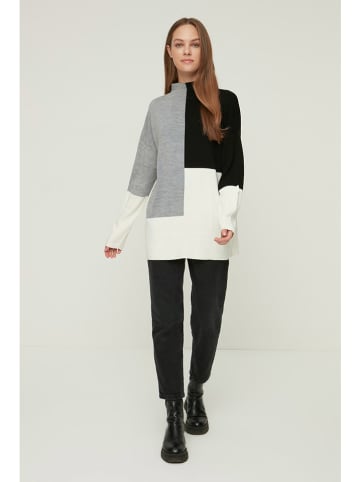 trendyol Pullover in Grau/ Schwarz/ Weiß