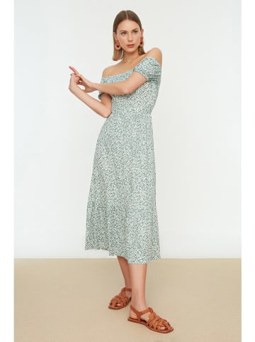 trendyol Kleid in Mint/ Weiß