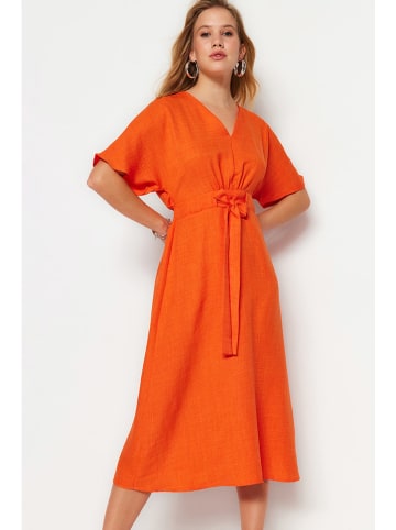 trendyol Sukienka w kolorze pomarańczowym
