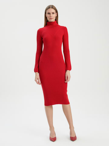 BGN Dzianinowa sukienka w kolorze czerwonym