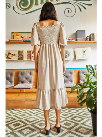 Olalook Kleid in Beige