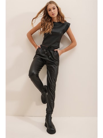 Trend Alacati Spodnie w kolorze czarnym ze skóry syntetycznej