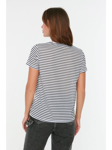 trendyol Shirt in Weiß/ Schwarz
