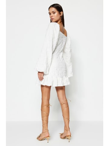 trendyol Kleid in Weiß