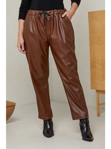 Curvy Lady Spodnie w kolorze brązowym ze skóry syntetycznej
