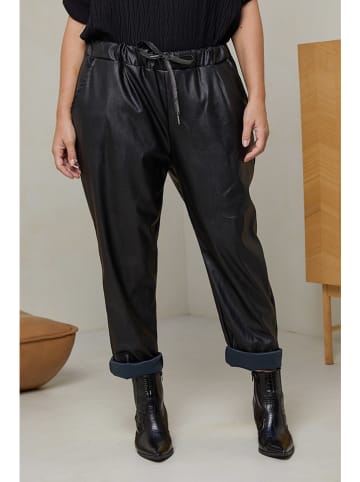 Curvy Lady Spodnie w kolorze czarnym ze skóry syntetycznej