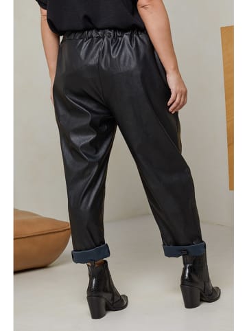 Curvy Lady Spodnie w kolorze czarnym ze skóry syntetycznej