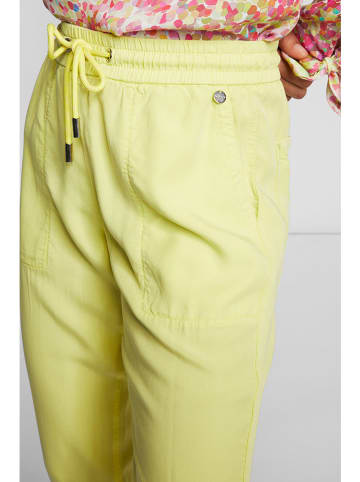 Rich & Royal Spodnie w kolorze żółtym
