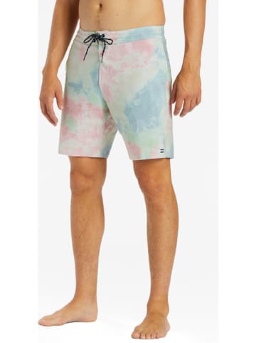 Billabong Badeshorts in Bunt