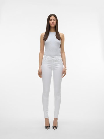 Vero Moda DÅ¼insy "Alia" - Skinny fit - w kolorze biaÅ‚ym