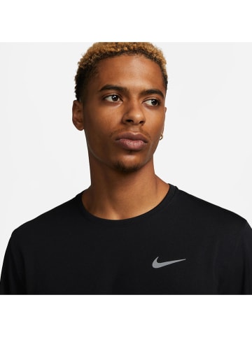 Nike Laufshirt in Schwarz
