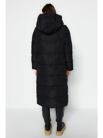 trendyol Wintermantel in Schwarz