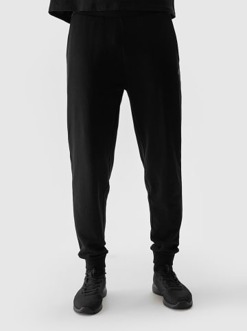 4F Spodnie dresowe w kolorze czarnym