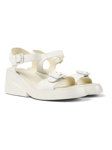 Camper Skórzane sandały w kolorze białym na koturnie