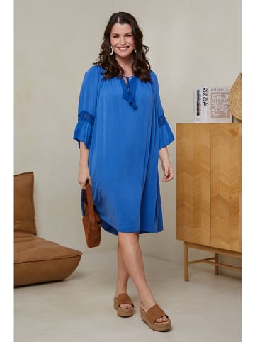 Curvy Lady Sukienka w kolorze niebieskim