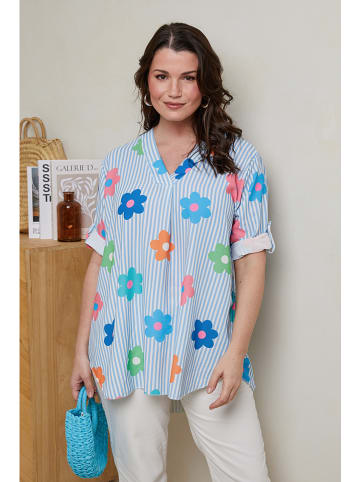Curvy Lady Bluse in Hellblau/ Bunt