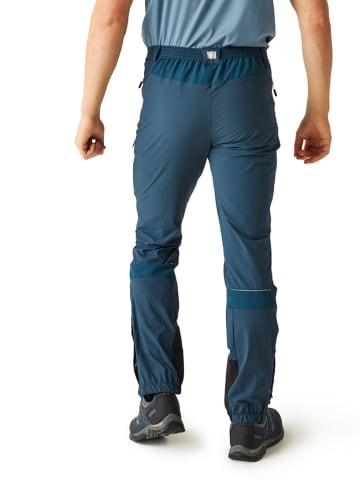 Regatta Spodnie funkcyjne "Mountain III" w kolorze niebieskim