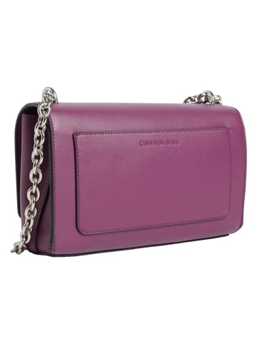 Calvin Klein Umhängetasche in Lila - (B)25 x (H)17 x (T)6 cm