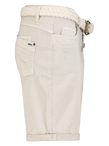 Stitch & Soul Bermudas in Creme