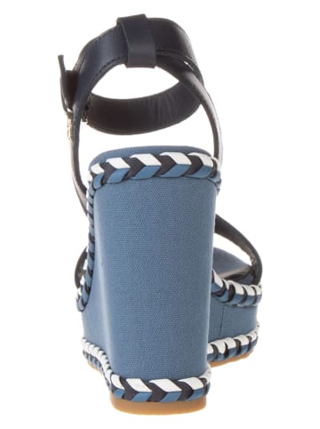 Tommy Hilfiger Skórzane sandały w kolorze granatowo-błękitnym na koturnie