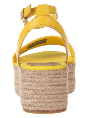 Tommy Hilfiger Skórzane sandały w kolorze żółtym na obcasie