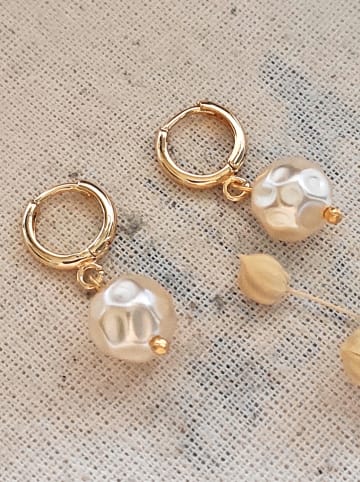 atelier MIU Pozłacane kolczyki-kreole z perłami