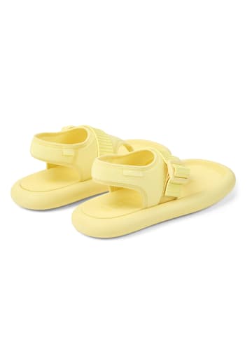 Camper Sandały w kolorze żółtym