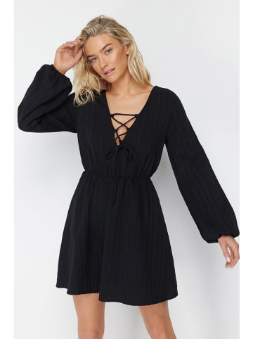 trendyol Kleid in Schwarz