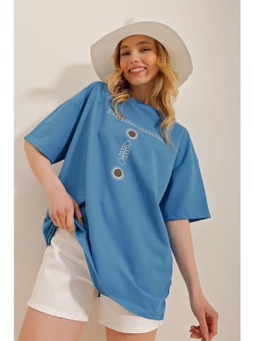 Trend Alacati Koszulka "Trend Alaçat Stili" w kolorze niebieskim