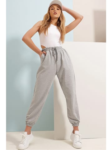 trendyol Sweathose in Grau