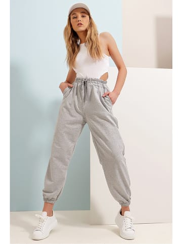trendyol Sweathose in Grau