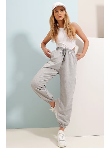 trendyol Sweathose in Grau