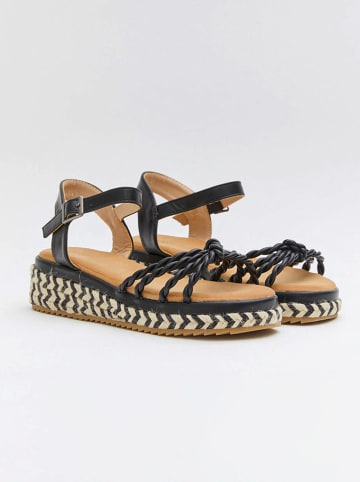 Bellucci Sandały w kolorze czarnym na koturnie