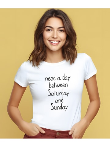 WOOOP Shirt "Need a day between saturday and sunday" in Weiß