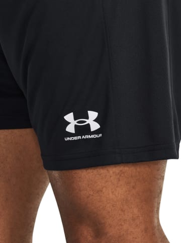 Under Armour Trainingsshorts  in Schwarz